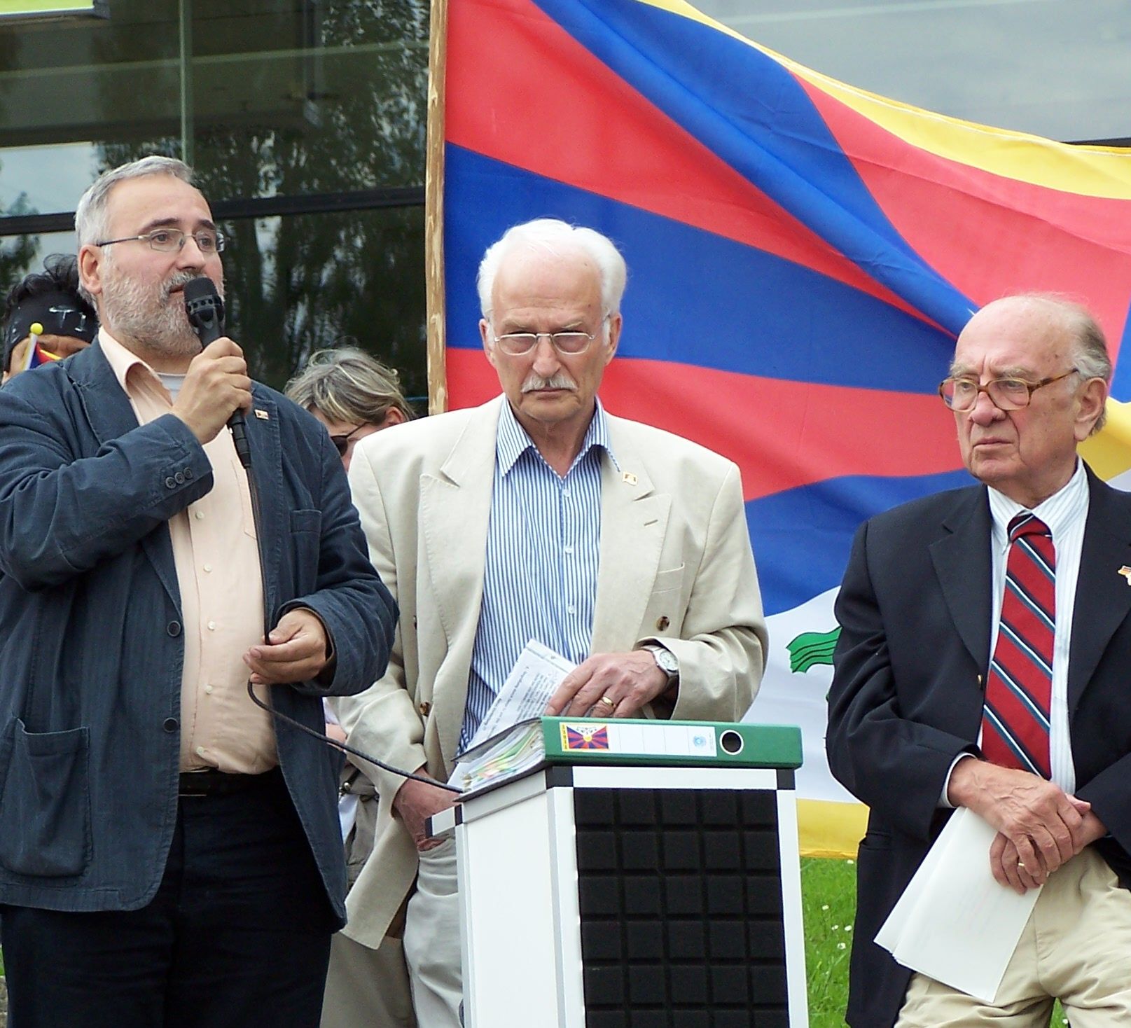 Von der Tibetinitiative Deutschland sprach der Bundesvorsitzende Wolfgang Grader und der Fackellauf-Organisator Heinz Beckenbach.  Die Tibetinitiative war Gastgeber des Besuchs des Dalai Lama.